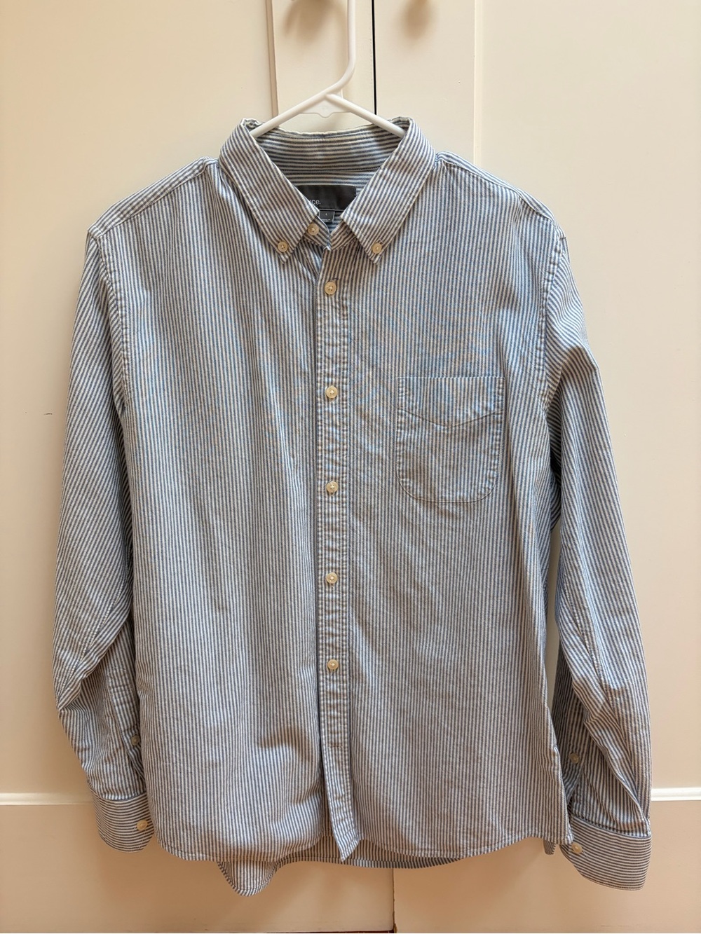 Vince Men's Blue and White Stripe Button-Down Shirt size Large